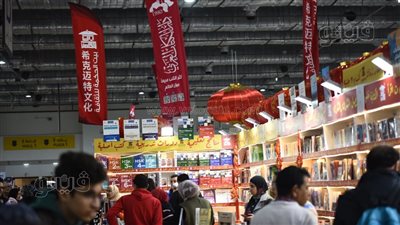 قطع تراثية وكتب وتصميمات صينية داخل معرض القاهرة للكتاب (صور) 