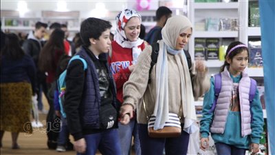 معرض الكتاب، 18 صورة ترصد إقبال الجمهور في رابع أيام المعرض