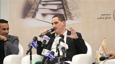 معرض القاهرة ينظم ندوة لأول كتاب بالفرنسية عن السيسي (صور)