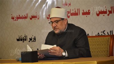 موسوعة الثقافة الإسلامية لوزير الأوقاف الأكثر مبيعًا في جناح الشئون الإسلامية