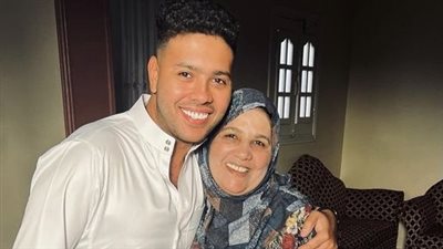 محمد شاهين يحتفل بعيد ميلاد والدته ويقول: أجمل مخلوقة في الكون كله 