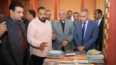 محافظ سوهاج يفتتح معرض الكتاب بنادي المحليات (صور)