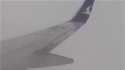 صاعقة تضرب طائرة ركاب أثناء هبوطها (فيديو)