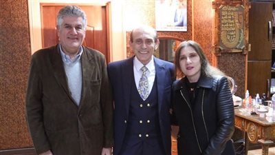 نجل الزعيم جمال عبد الناصر يشاهد مسرحية 