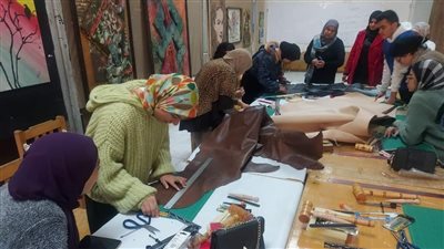 تدريب طلاب جامعة المنصورة على تصميم منتجات الجلد الطبيعي