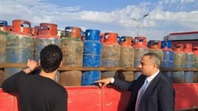 ضبط أسطوانات غاز قبل بيعها بالسوق السوداء في دمنهور (صور)