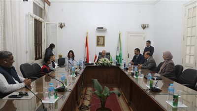 محافظ الجيزة يكرم طالبين بالصف السادس الابتدائى بعد تفوقهما العلمي