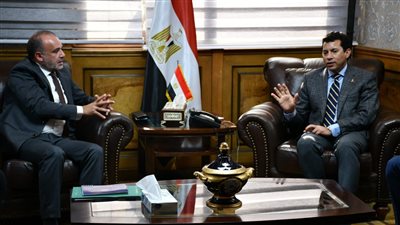 وزير الرياضة يهنئ عبد المنعم الحسيني بعد اعتماد فوزه برئاسة الاتحاد الدولي للسلاح