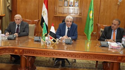 رئيس جامعة المنوفية يتابع موقف المشروعات المسندة لـ