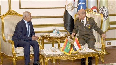 وزير الدفاع والإنتاج الحربي يلتقي نظيره بالجمهورية الموريتانية