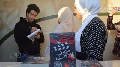 إقبال جماهيري على اليوتيوبر محمد طاهر لتوقيع كتابه الأول بمعرض الكتاب (فيديو وصور)