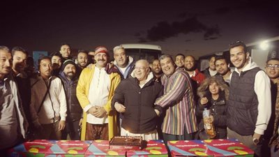 صناع فيلم لف وارجع تاني يحتفلون بعيد ميلاد صلاح عبد الله (صور)