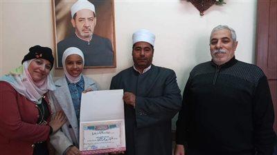 مدير منطقة الإسماعيلية الأزهرية يكرم الفائزة بمسابقة نحلة التهجي باللغة الإنجليزية