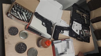 ضبط 7500 طلقة و3 طبنجات بحوزة راكب بمطار القاهرة