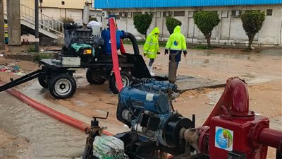 انتشار العاملين بالصرف الصحى لشفط تراكمات مياه الأمطار في الإسكندرية 