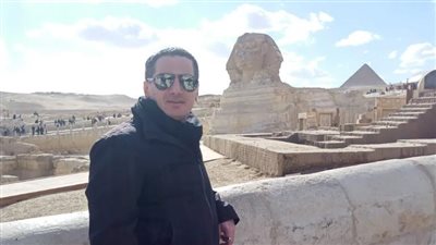 مؤلف كتاب السيسي بونابرت مصر يزور أهرامات الجيزة