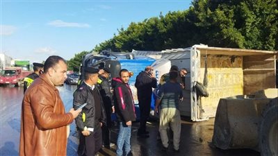 انقلاب سيارة نقل ثقيل بطريق الإسكندرية الصحراوي (صور)