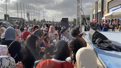 معرض الكتاب، وصلة رقص لأحد كبار السن على أغنية 