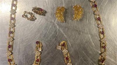 ضبط محاولتي تهريب مشغولات ذهبية مرصعة بالألماس وشرائط مخدرة بمطار القاهرة