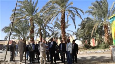 محافظ الوادي الجديد يتابع سير العمل بمصنع تمور المحافظة