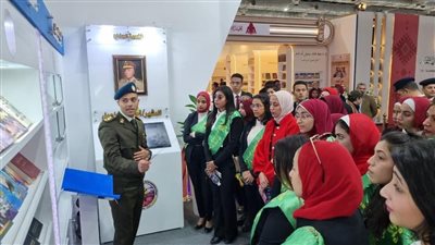 طلاب جامعة القاهرة في زيارة لمعرض الكتاب