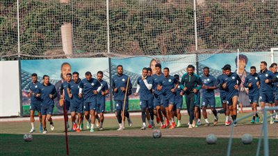 رئيس نادى البنك الأهلي يجتمع بالجهاز الفني واللاعبين قبل مواجهة الزمالك بالدوري