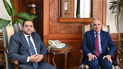 وزير الري يتسلم من رئيس التنظيم والإدارة نتيجة مسابقة شغل وظائف مهندسين