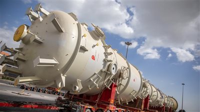 ميناء الأدبية يستقبل 3 أبراج ضخمة لتقطير الغاز