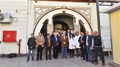 محافظ أسيوط يتفقد سير العمل بوحدة التشخيص عن بعد بمستشفى الرمد 