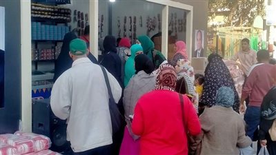 إقبال كبير على منافذ المواطن أولا بحلوان لتوفير السلع بأسعار مخفضة (صور)