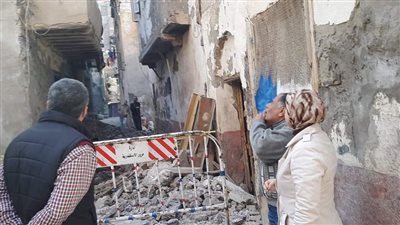  ميل عمود إنارة وسقوط أجزاء من عقار بسبب نوة الكرم في الإسكندرية (صور)