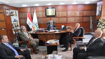 وزير القوى العاملة يلتقى وفدًا من 