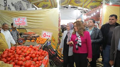 محافظ دمياط تتابع توافر أسعار السلع الغذائية في الأسواق بأسعار مخفضة 