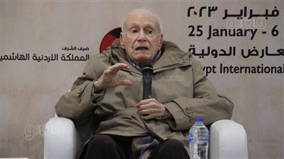 بعد حديثه بمعرض الكتاب.. الناقد محمد عبد المطلب يشعل الوسط الثقافي بين مؤيد ومعارض.. ويفتح الباب لمواجهة المجاملات في الرسائل العلمية 