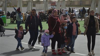 معرض الكتاب 2023، الأسر تتصدر الحضور في يومه السابع