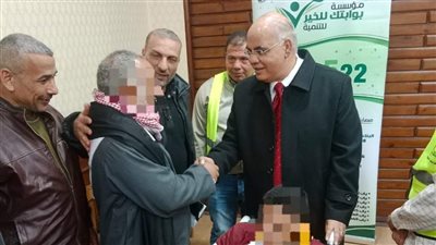 رئيس ميت غمر يسلم كرسيا متحركا لطالب من ذوي الهمم (صور)