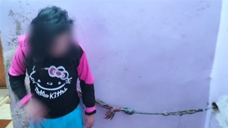 مأساة طفلة مقيدة