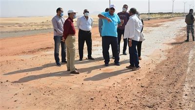 محافظ الوادي الجديد يتابع أعمال إنشاء طرق مجمع المصالح الحكومية بالخارجة