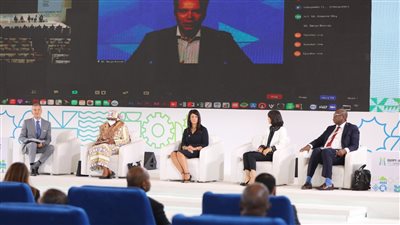 رئيس المنتدى الاقتصادي العالمي يشيد بإنجازات مصر في مختلف القطاعات