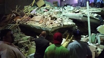 استخراج جثة من أسفل المنزل المنهار بشبرا الخيمة l صور 