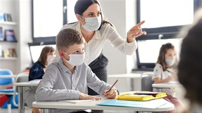 صحتهم بمب بخلاف المهن الأخرى.. دراسة تبرئ كورونا من إصابات المعلمين