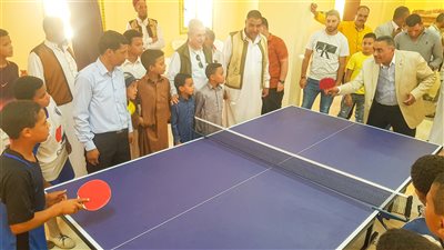 محافظ مطروح يفتتح نادي الواحة بسيوة.. ويلعب البينج بونج مع الأهالي | صور