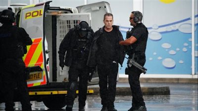 مسلح يحتجز رهائن في محطة بنزين ببريطانيا