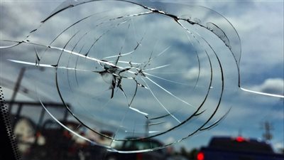 وفر فلوسك.... أسهل الطرق لإصلاح شروخ زجاج السيارات 