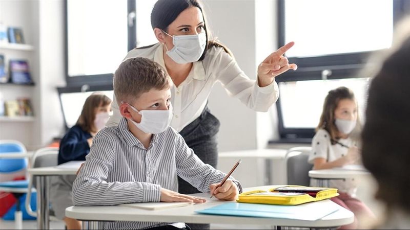 مدرسة تشرح لتلاميذها