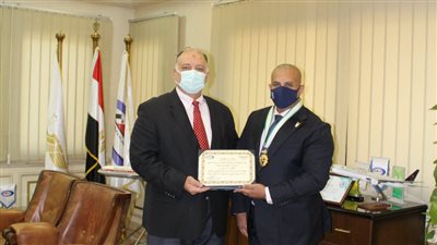 رئيس القابضة للمطارات يكرم مدرب أحمال منتخب مصر للتايكوندو