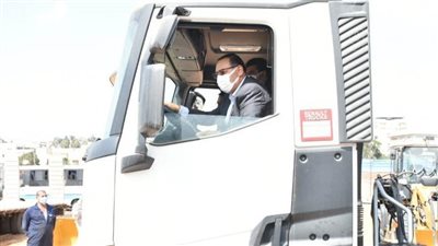 شاهد.. محافظ الشرقية يقود سيارة قمامة 