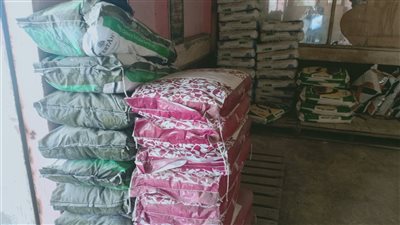 ضبط ٢٤٦ طن مبيدات وأعلاف مجهولة بالقنطرة شرق الإسماعيلية | صور