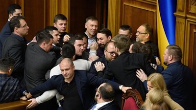  بسبب توجيه إهانة للرئيس زيلينسكي.. اشتباك بالأيدي تحت قبة برلمان أوكرانيا 