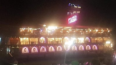 الصور الأولي لجنوح مركب عائم في النيل بالمنصورة 